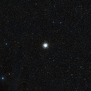 Großfeldaufnahme der Himmelsregion um den Kugelsternhaufen Messier 55